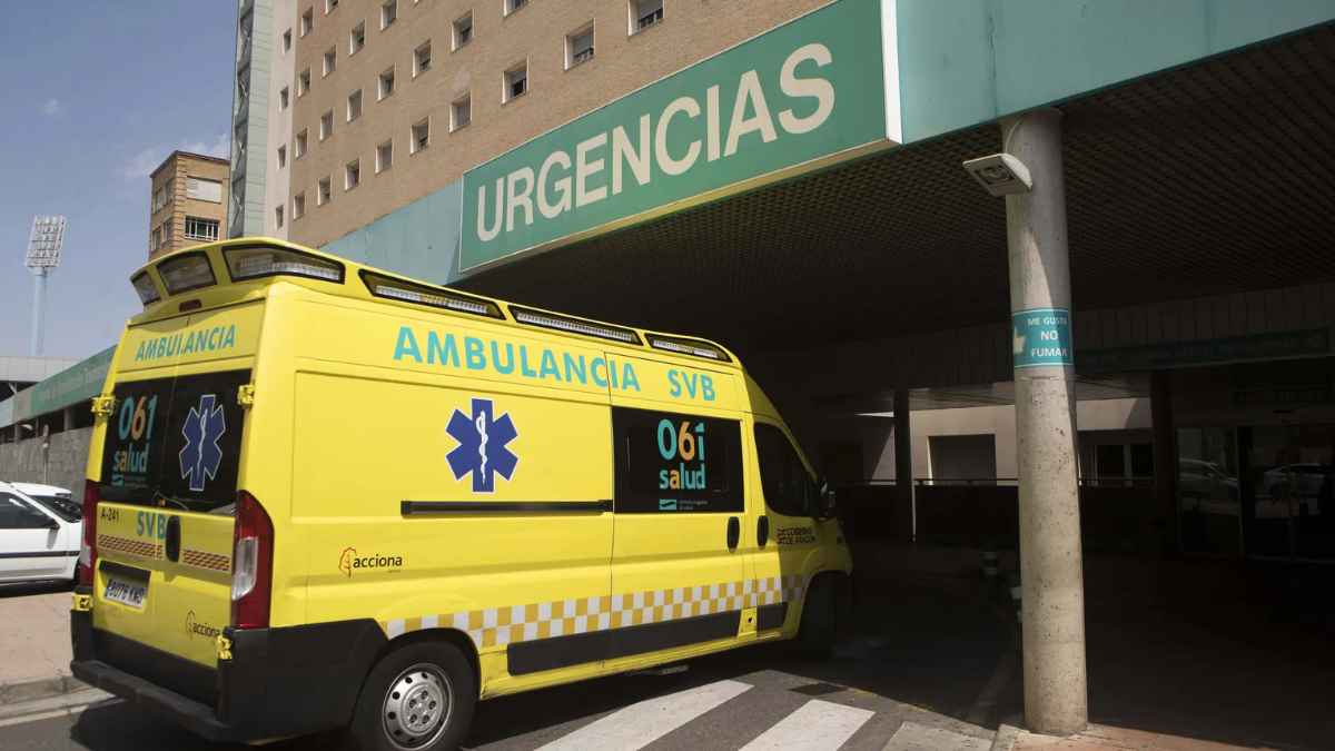 Ambulancia de servicio sanitario en hospital, relacionada con el despido de un trabajador de ambulancias tras ser subrogado.