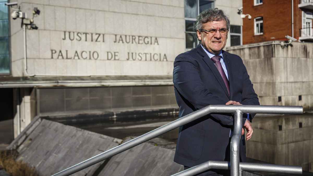 Abogado frente al Palacio de Justicia, relacionado con caso de despido por tocar la guitarra estando de baja.