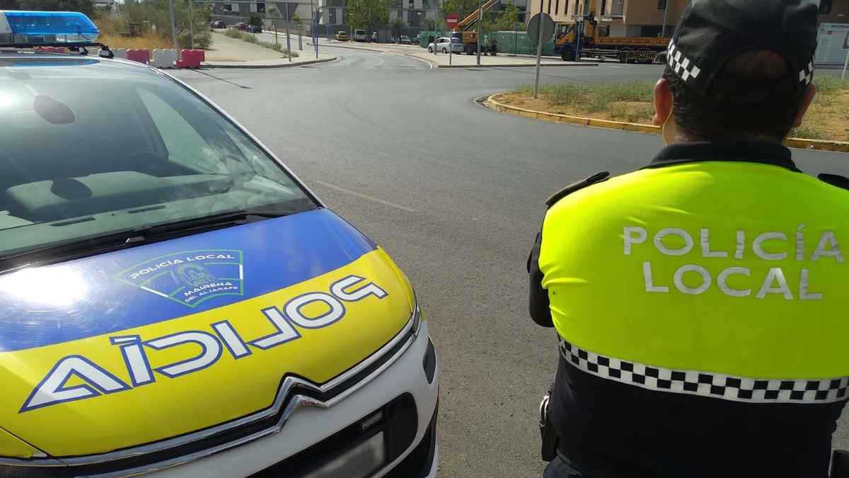 Policía Local de Mairena del Aljarafe patrullando después de una detención por saltarse un semáforo en rojo.