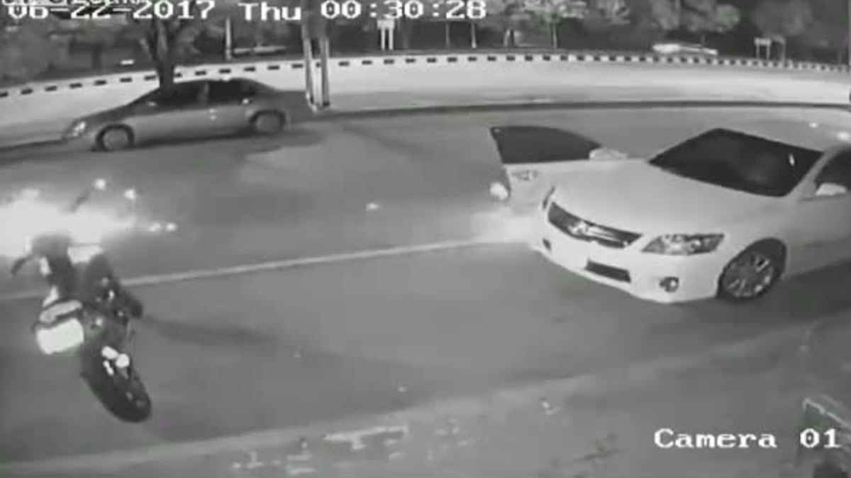 Accidente provocado por abrir la puerta del coche sin mirar, conocido como 'dooring', con motociclista involucrado.