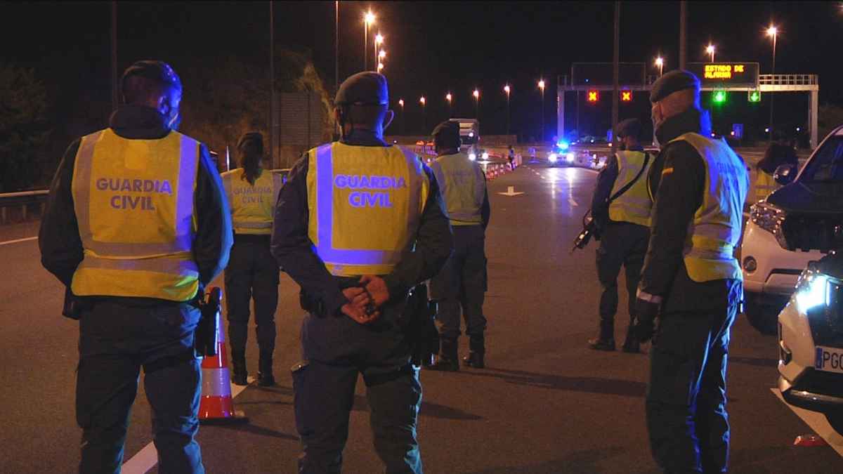 Guardia Civil realizando control de tráfico en carretera durante la noche