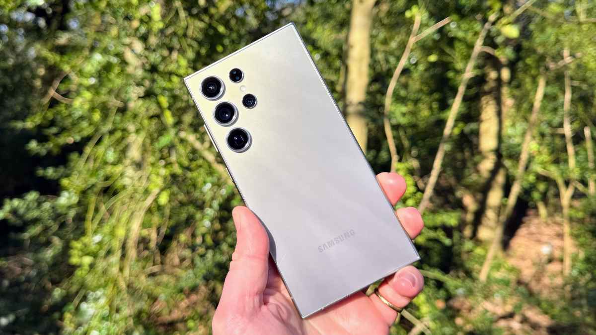 Samsung Galaxy S25 en mano mostrando su parte trasera con cámaras, oferta de verano en Amazon