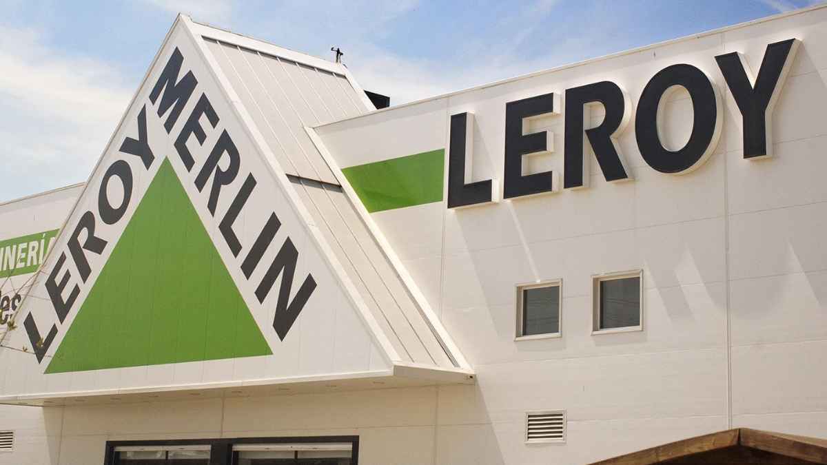 Fachada de la tienda Leroy Merlin implicada en un caso de robo de aire acondicionado por parte de empleados en Fiumicino, Italia.