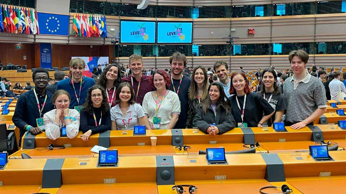 Jóvenes participantes del programa Europa Joven en prácticas remuneradas e idiomas gratis en el Parlamento Europeo.
