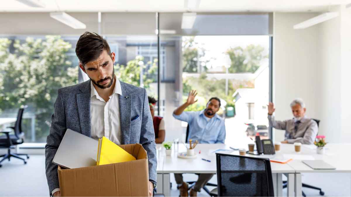 Empleado despedido con caja en mano tras ser pillado trabajando en otra empresa durante su excedencia por cuidado familiar