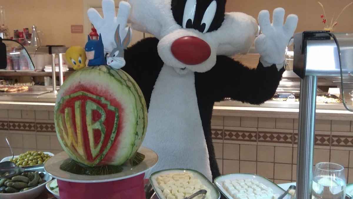 Personaje Warner junto a comida en Parque Warner, denunciado por FACUA por prohibir alimentos externos