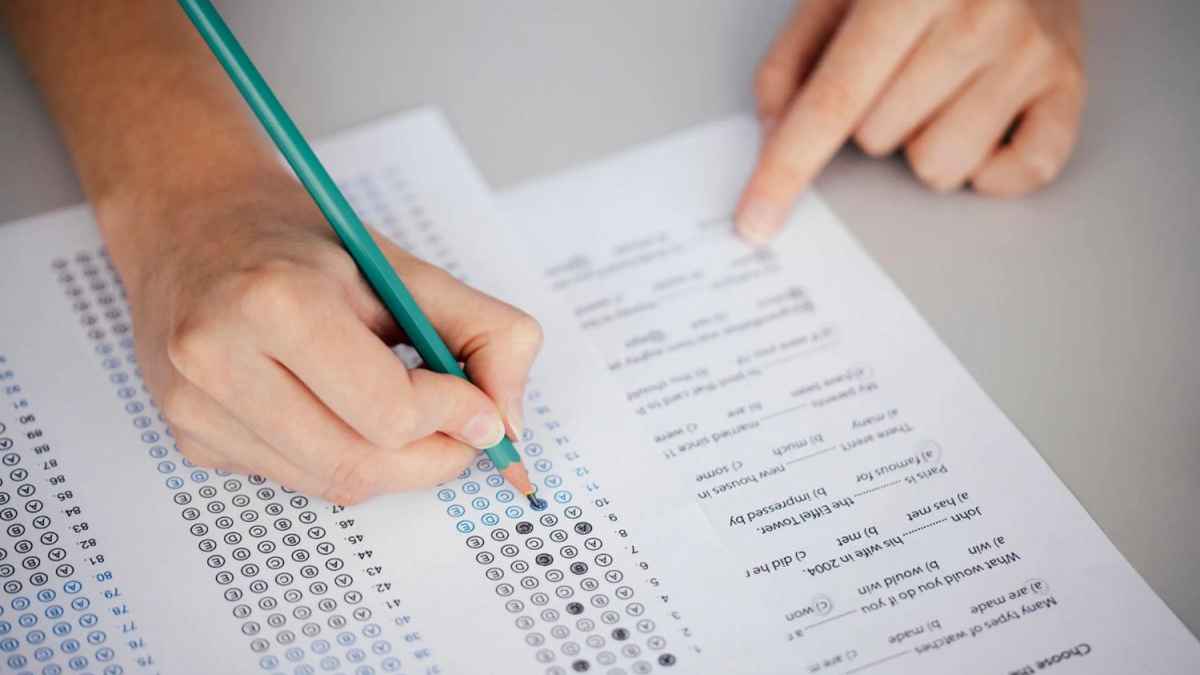 Persona realizando un examen teórico de conducir, relacionado con un caso de suplantación de identidad.