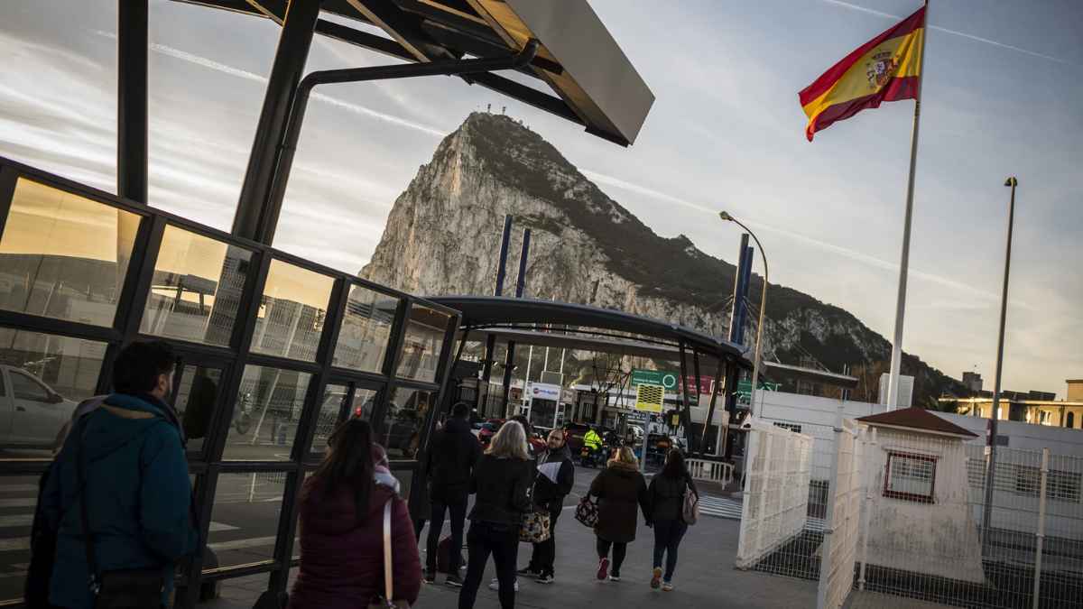 Personas cruzan frontera Gibraltar tras acuerdo Reino Unido, España y UE