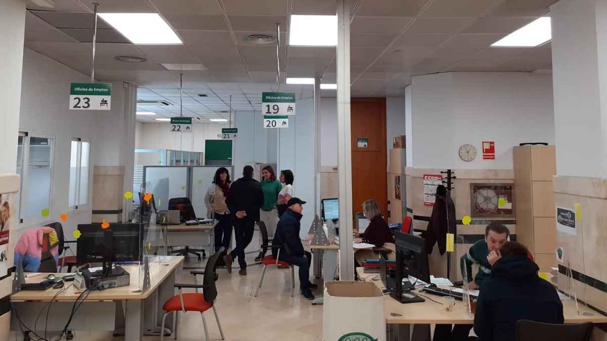 Oficina del Servicio Andaluz de Empleo afectada por el despido de trabajadores sin titulación tras fin del enchufismo en Andalucía