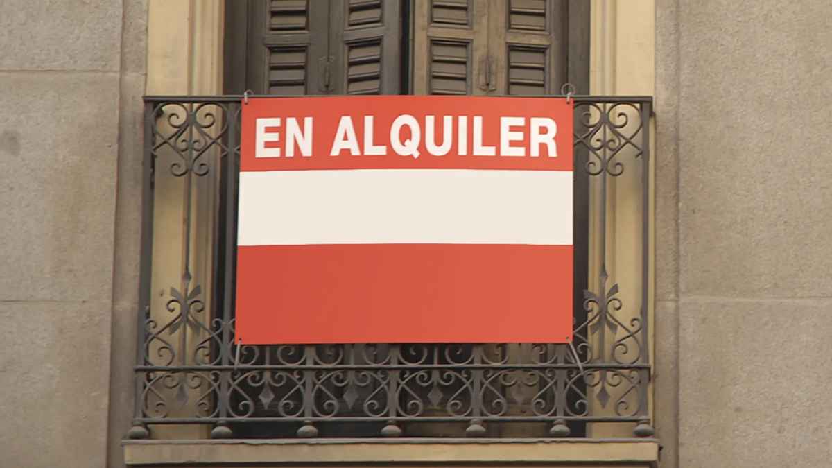 Cartel de “En alquiler” colgado en el balcón de un edificio en una ciudad española