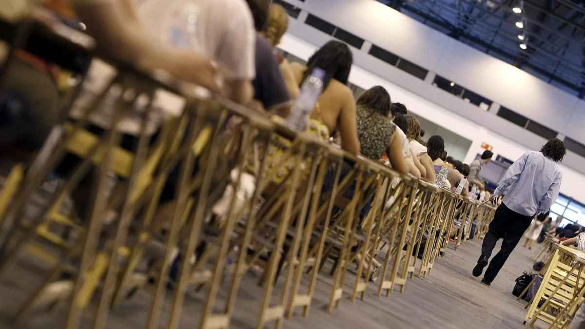 Aspirantes realizando examen de oposición durante la convocatoria pública de empleo 2025