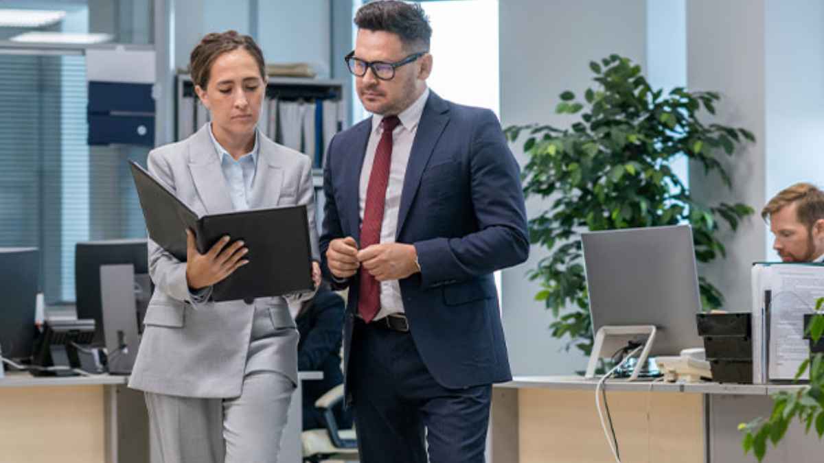 Estudiantes del grado superior en FP de Asistencia a la Dirección trabajando en oficina con altos salarios garantizados