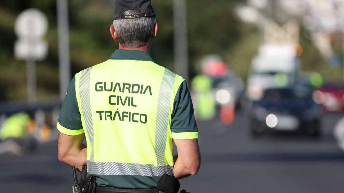 Agente de la Guardia Civil de Tráfico en control vial para frenar el método gallego activo en toda España