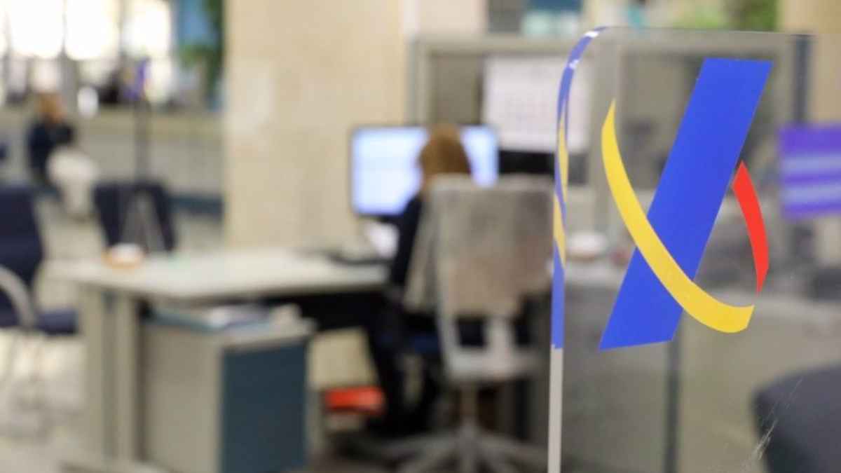 Logotipo de la Agencia Tributaria en una oficina donde se gestionan condonaciones de deudas de menos de 3 € y hasta 10.000 €.