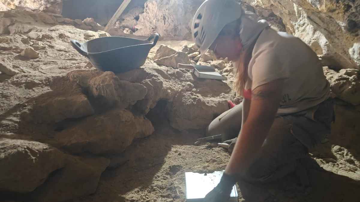 Arqueóloga trabajando en la excavación de la Cueva de los Murciélagos en Albuñol, Granada