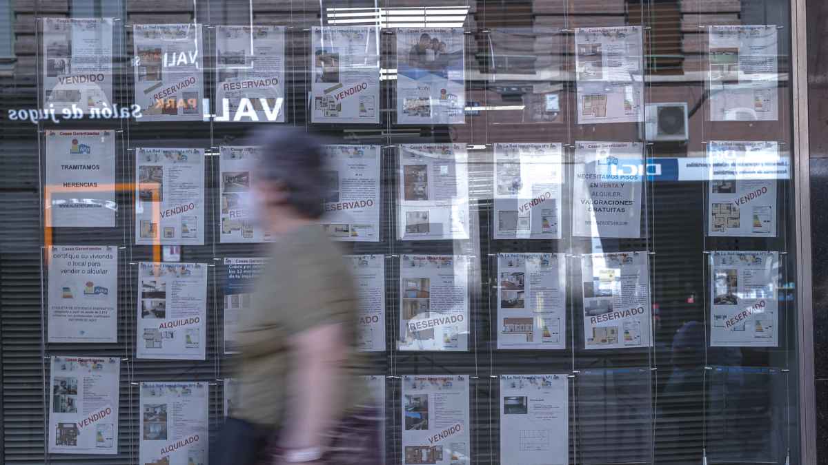 Escaparate inmobiliario con ofertas de viviendas vendidas y reservadas tras conseguir hipotecas baratas por buen uso tarjeta de crédito