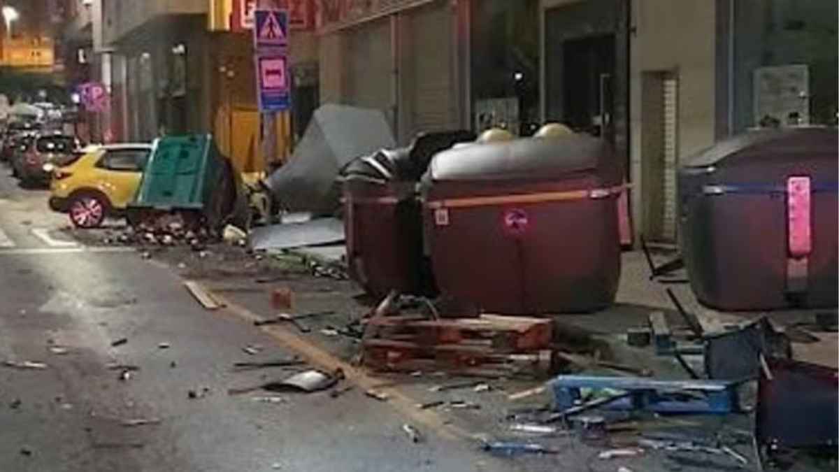 Accidente provocado por conductor con carné falso en Lugo, causando destrozos en la vía pública, incluyendo contenedores y mobiliario urbano.