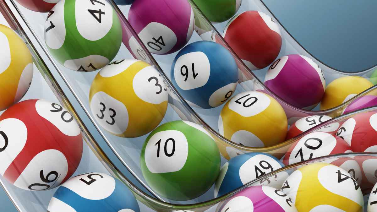 Bolas de lotería de colores en sorteo donde hombre perdió premio de 13 millones por error en móvil