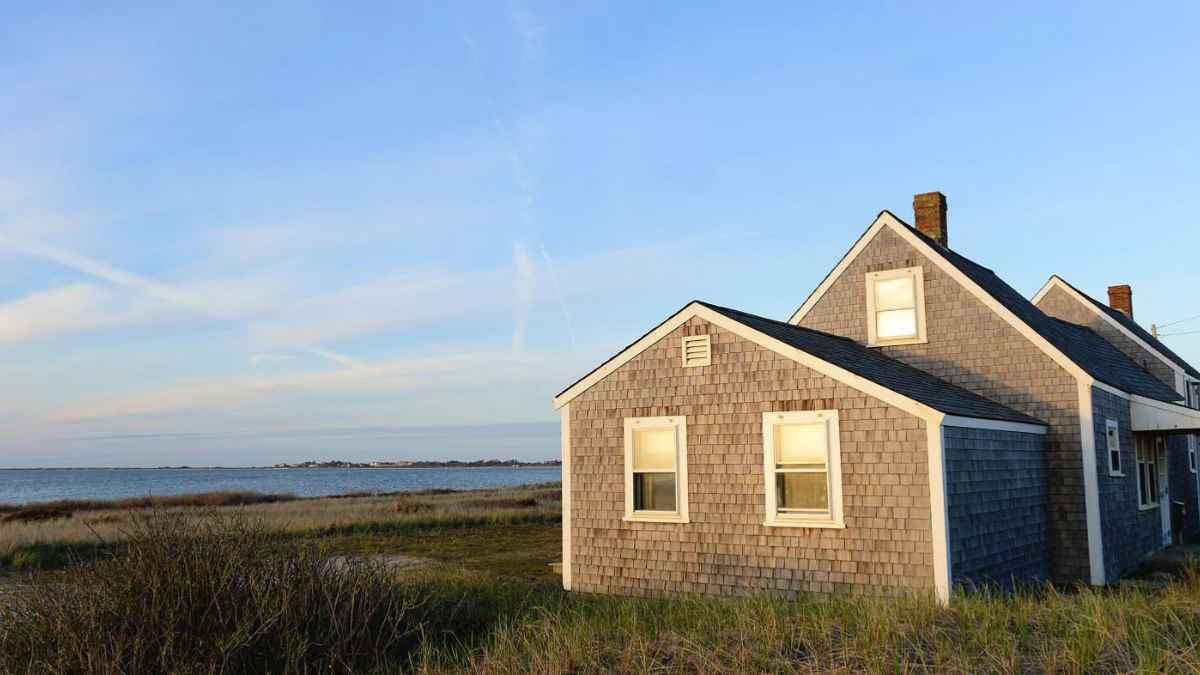 Casa junto al mar con vista despejada tras tala de árboles en Nantucket