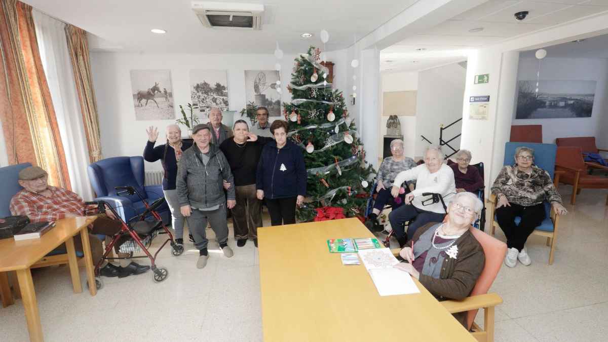 Residentes de una residencia de mayores celebran la Navidad junto al árbol mientras una cuidadora es despedida por adelantar la cena de Nochebuena