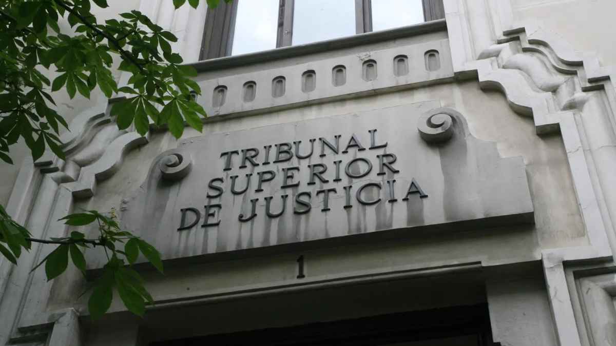 Tribunal Superior de Justicia de Galicia sanciona al dueño de un comercio por atender clientes mientras cobraba la baja médica