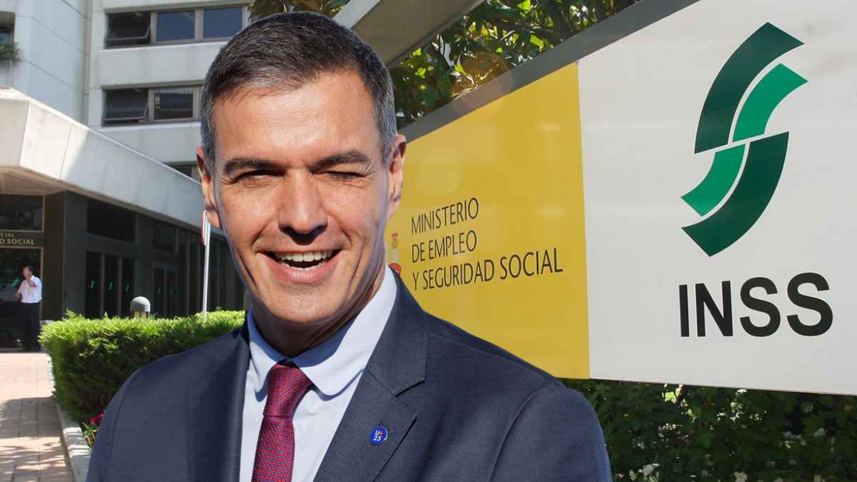 Pedro Sánchez junto al cartel del INSS sobre la subida de pensiones por incapacidad permanente en 2025