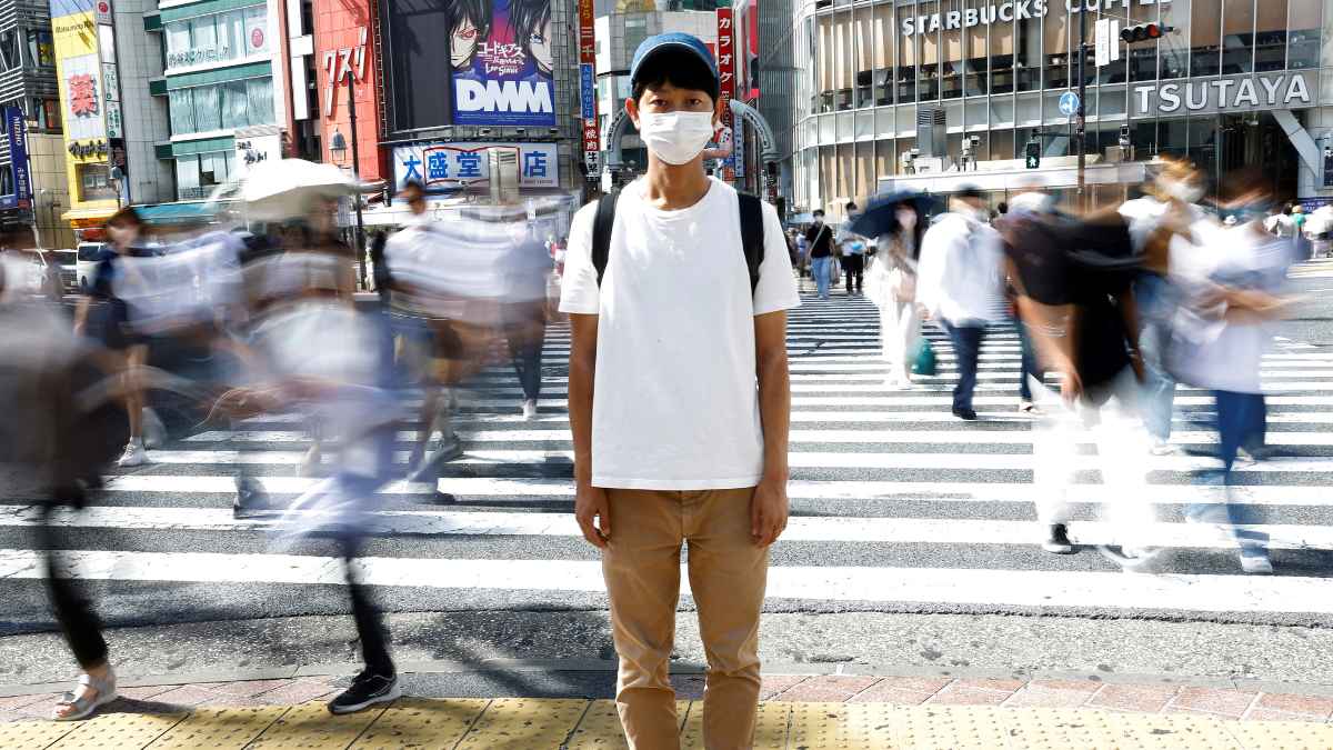 Japonés parado en medio de un paso de peatones en Tokio gana 80.000 euros al año sin hacer nada