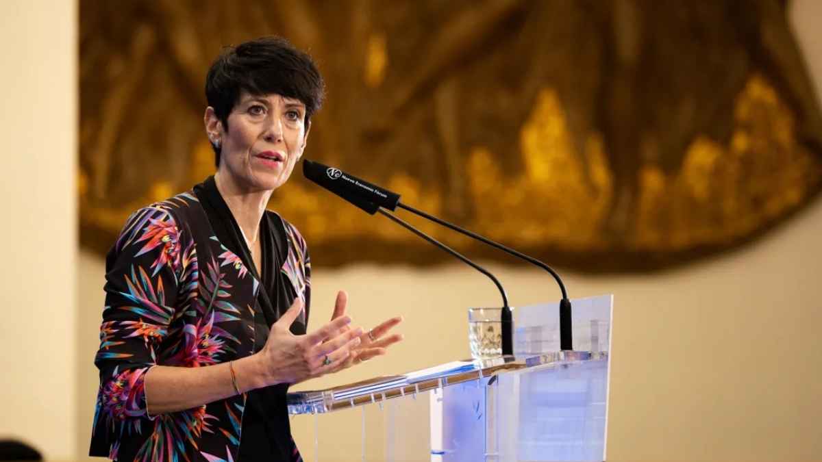 Ministra de la Seguridad Social, hablando sobre la reforma de la jubilación reversible, seguridad social y pensiones.