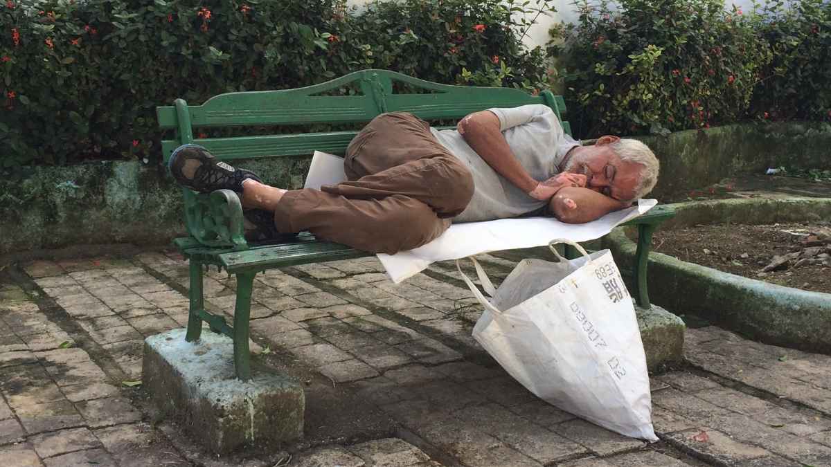 Hombre jubilado duerme en un banco en la calle porque su pensión no alcanza para alquilar una vivienda