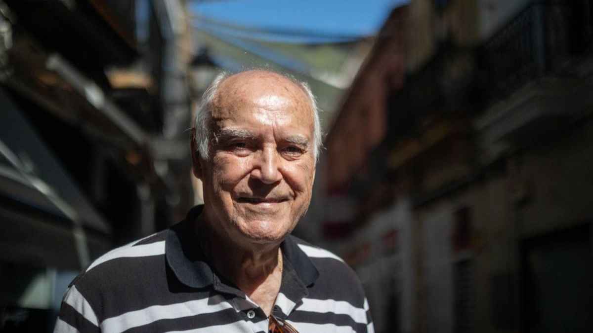 Juan Macías, jubilado de Jerez de 82 años que viaja por el mundo con su pensión, sonriendo en una calle
