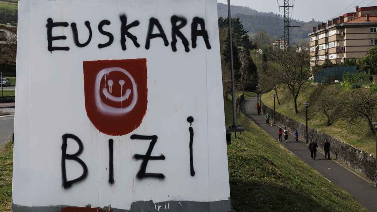 Cartel en Euskera en una calle de Gipuzkoa, reflejando el debate sobre la imposición del euskera en el empleo público.