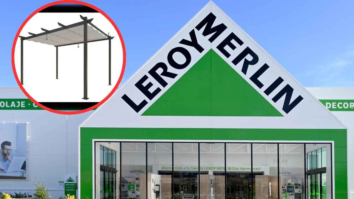Estructura metálica corredera de sombra para terrazas de Leroy Merlin frente a fachada de tienda.