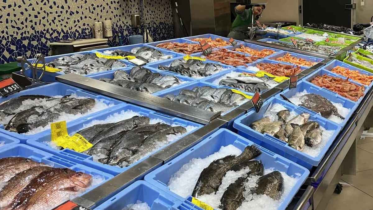 Sección de pescadería en Mercadona con diferentes productos sobre hielo