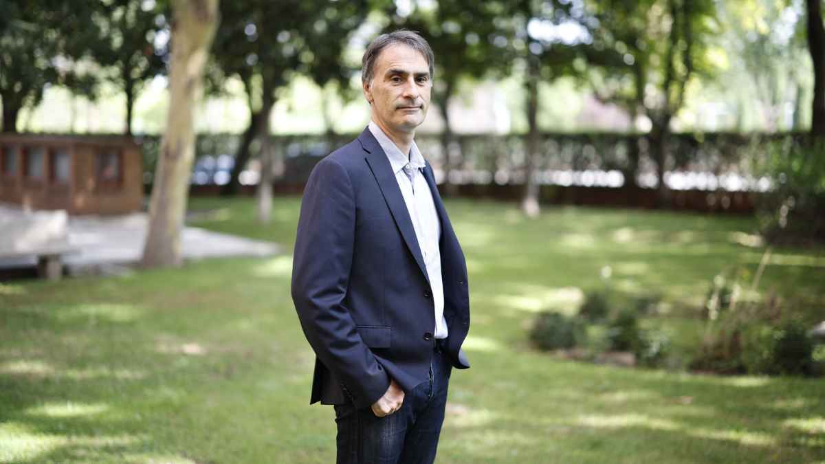 Gutmaro Gómez Bravo, profesor de Historia Contemporánea en la Universidad Complutense de Madrid, regresa a los exámenes tradicionales debido al uso de inteligencia artificial por parte de sus estudiantes.