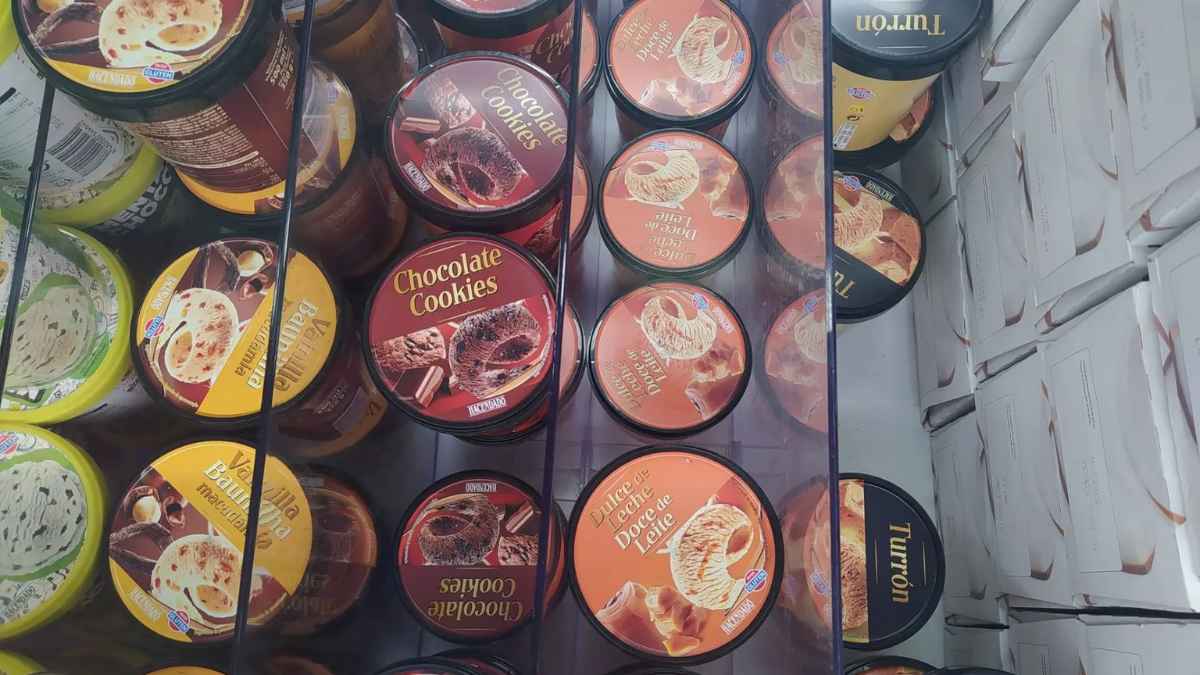 Tarrinas de helado en supermercado analizadas por la OCU