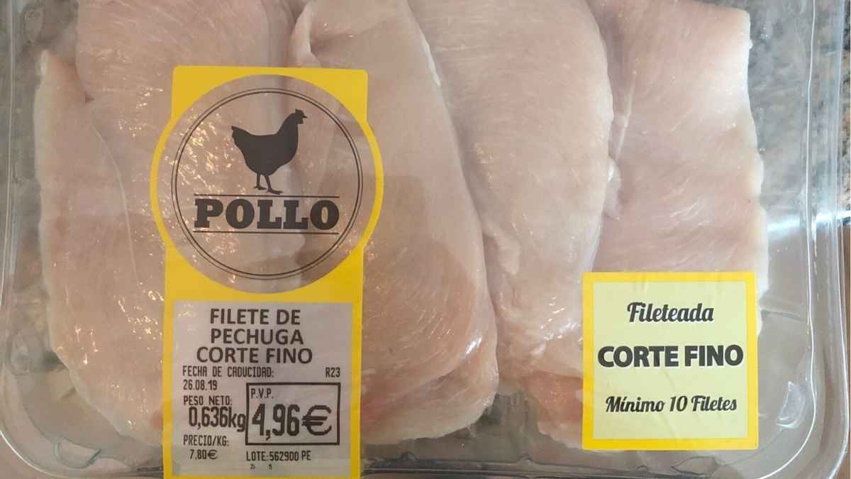 Bandeja de filetes de pollo de Mercadona etiquetada con mínimo 10 unidades, pero contiene solo 4 piezas.