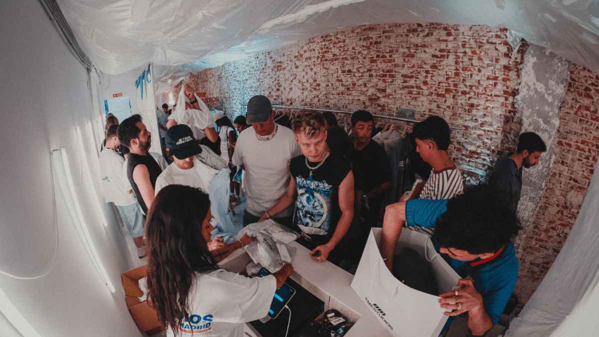 Clientes jóvenes comprando prendas en la apertura de la tienda de moda juvenil Eme Studios en Valencia