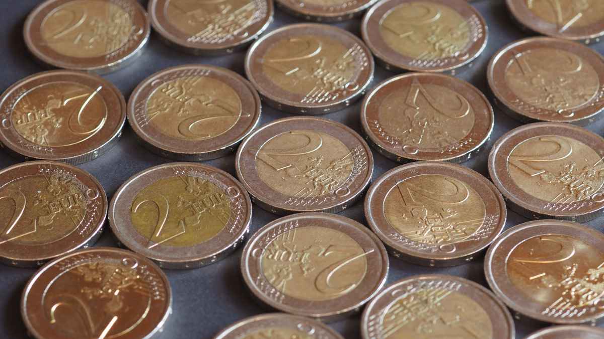 Monedas de 2 euros sobre una mesa, incluyendo la moneda alemana conmemorativa valorada en hasta 5.000 euros