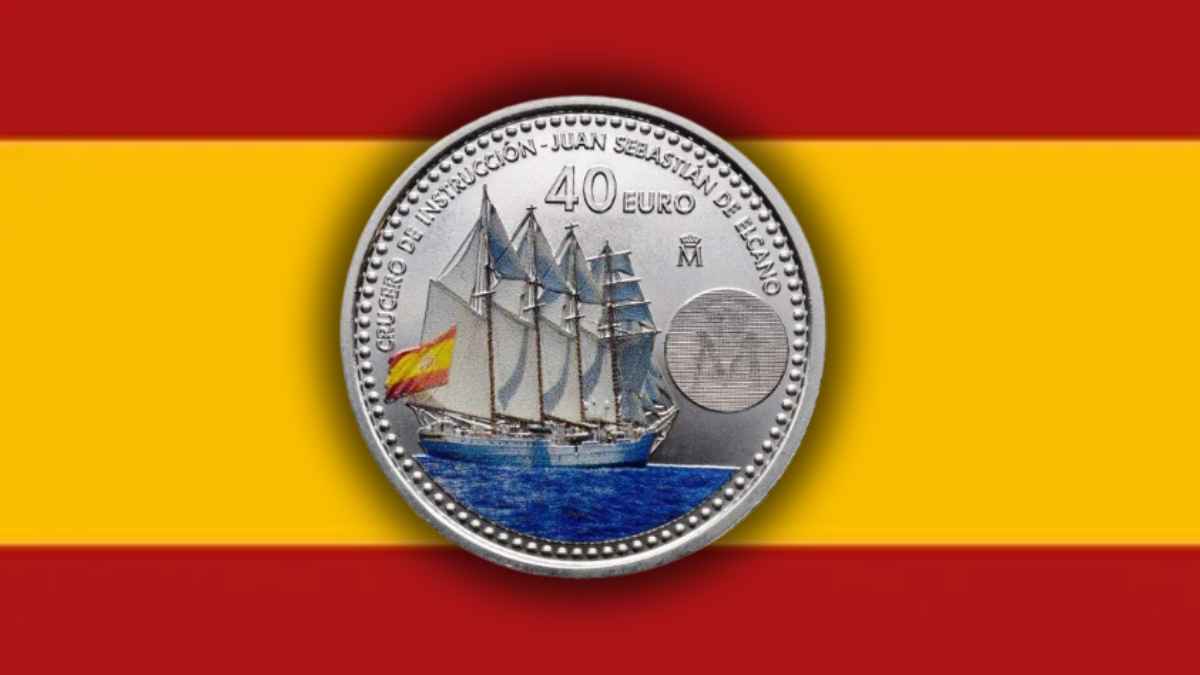 Moneda de 40 euros conmemorativa del Banco de España, con imagen del buque Juan Sebastián de Elcano sobre bandera española