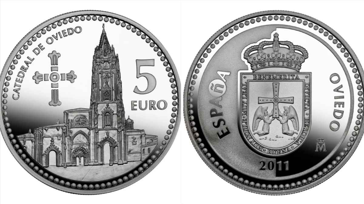 Monedas coleccionables de 5 euros de plata con la Catedral y el escudo de Oviedo, emitidas por la FNMT.