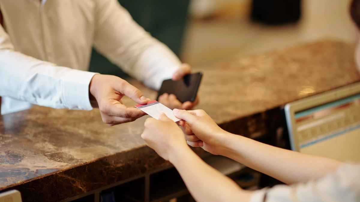 Multa a hotel por escanear DNI de un cliente durante el check-in