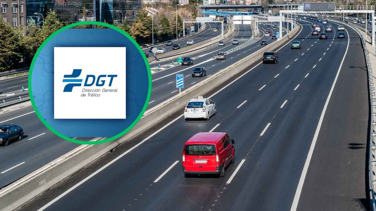 Autopista española con varios vehículos circulando y logotipo de la DGT indicando multas por etiquetas medioambientales en ZBE.