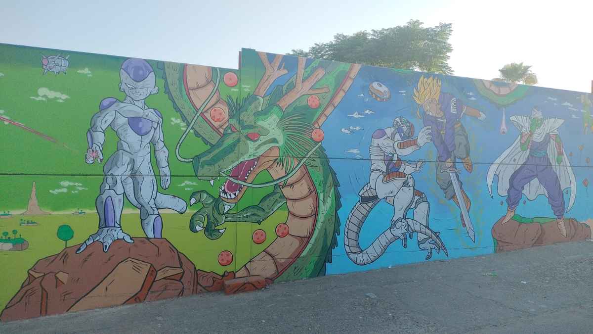 Mural de Dragon Ball más grande de Europa en Carmona, Sevilla, con Freezer, Shenron, Trunks y Piccolo homenajeando a Akira Toriyama