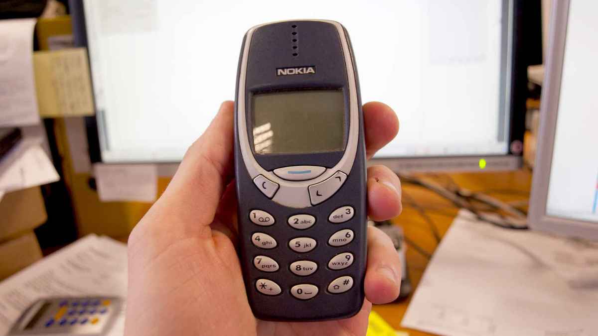 Nokia 3310 original en mano, uno de los teléfonos antiguos más valiosos para coleccionistas