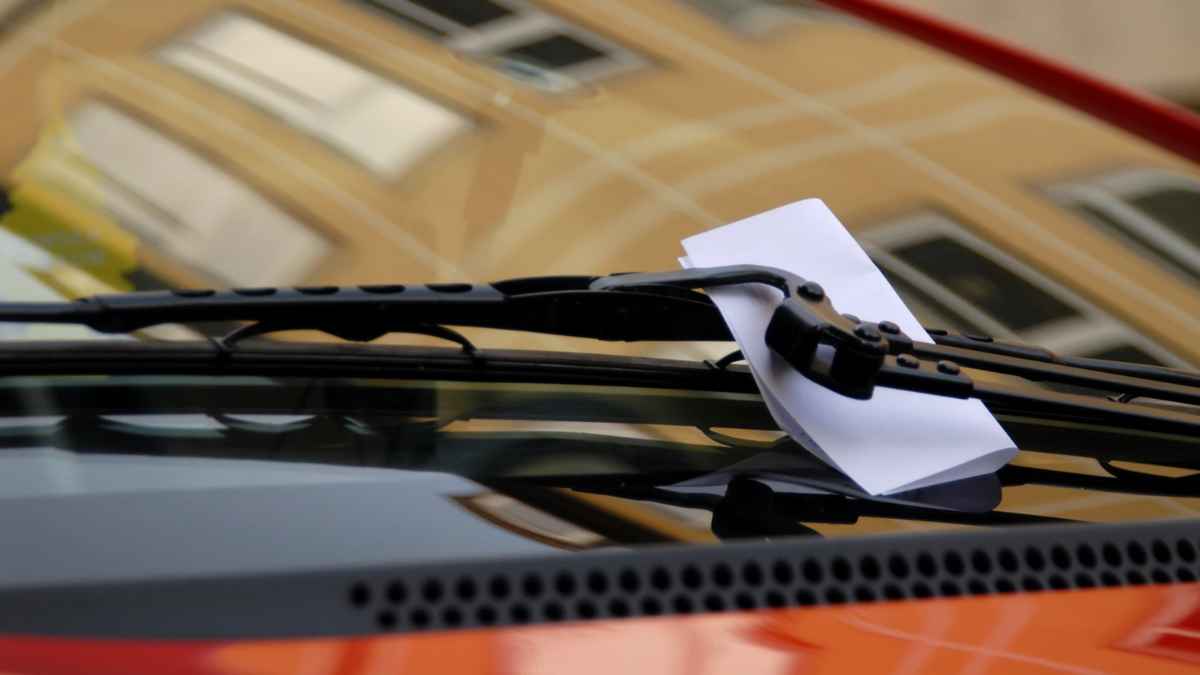 Nota contundente colocada en el parabrisas de un coche aparcado en una plaza de garaje ajena