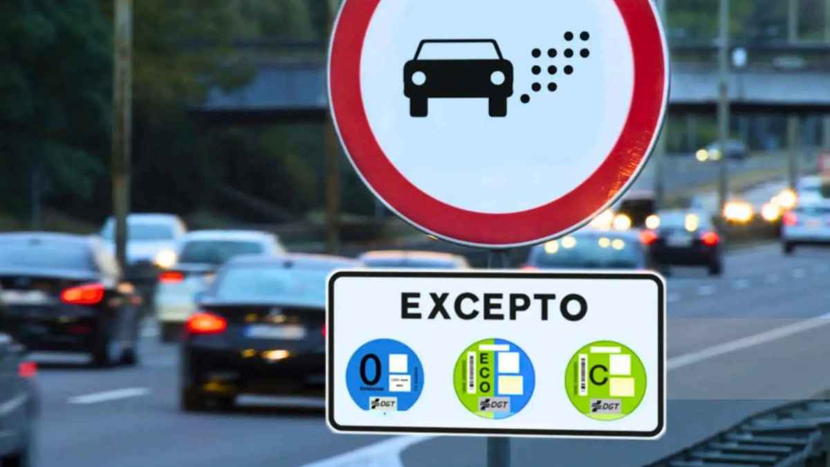 Señal R120 de la DGT prohibiendo la circulación de vehículos con distintivos B y C, permitiendo solo los vehículos con etiquetas 0, ECO y C.
