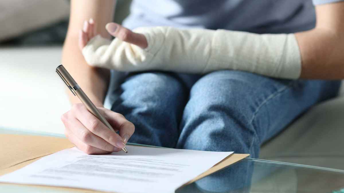 Trabajador con lesión firmando solicitud de baja laboral en España