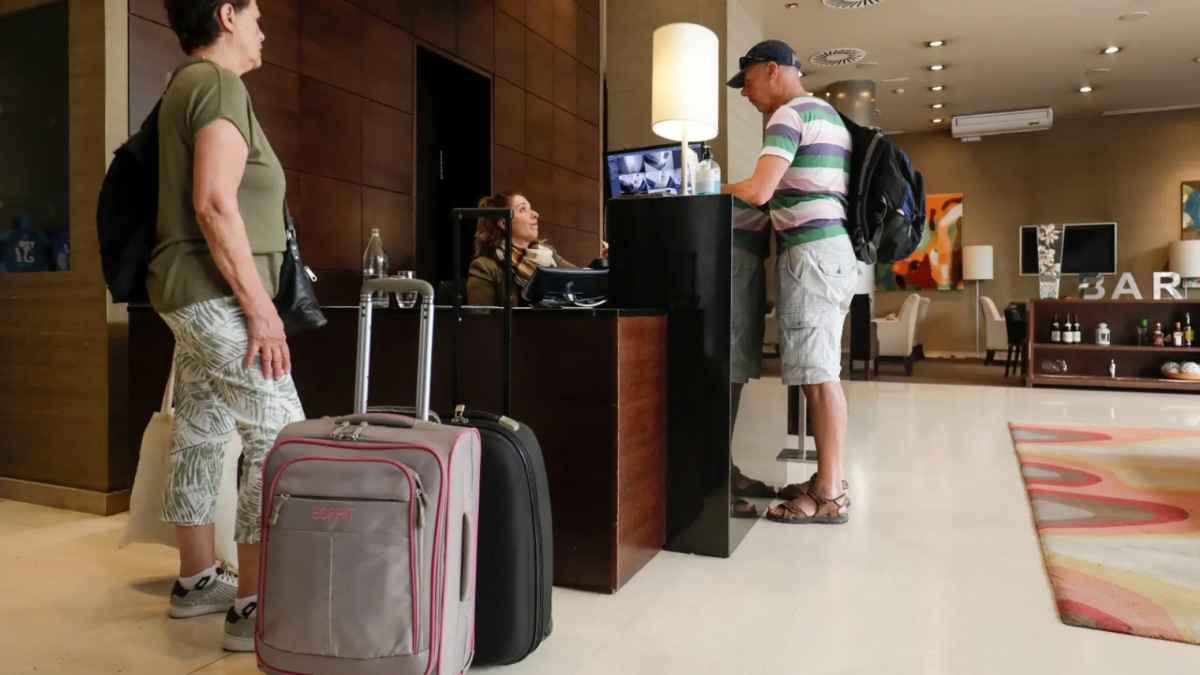 Clientes realizando el check-in en hotel tras entrada en vigor del nuevo registro obligatorio de viajeros en España