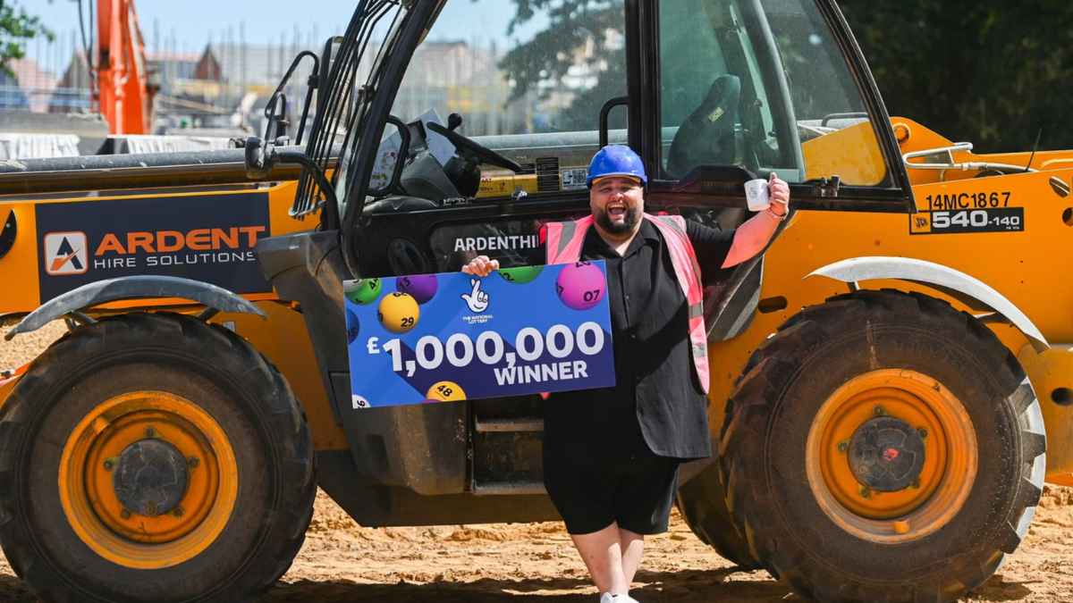 Obrero celebra tras ganar 1 millón en la lotería después de comprar una bebida.