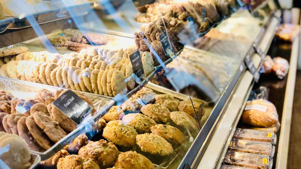 Mostrador de panadería en Sevilla con galletas y bollos artesanos tras un cierre temporal por estafa con voz clonada.